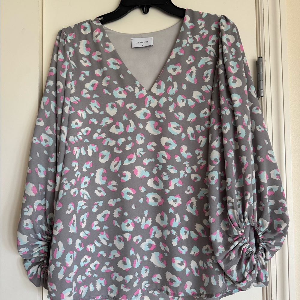 Adrienne Gray/white/mint/pink animal Print V-neck lined puff sleeve blouse small